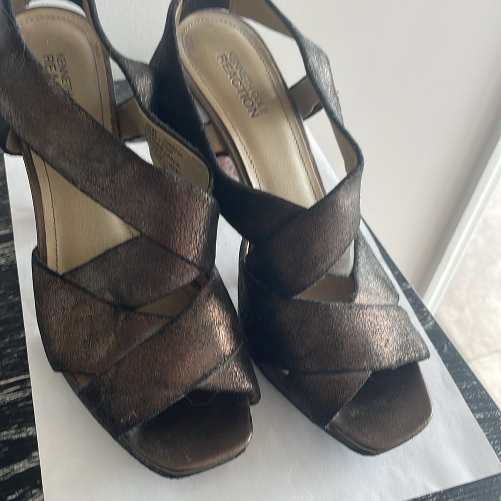 Kenneth Cole Reaction matte gold basketweave sling back sandal w/wood heels.